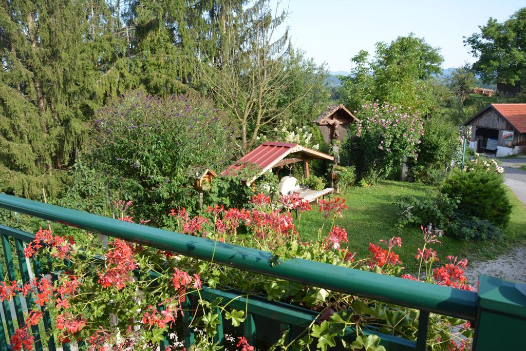 Gaestehaus Schmid Sankt Johann im Saggautal Exterior photo